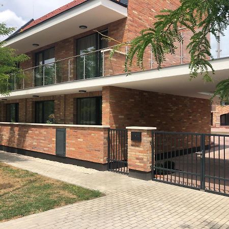 Castellum Apartmanhaz Gyula Buitenkant foto