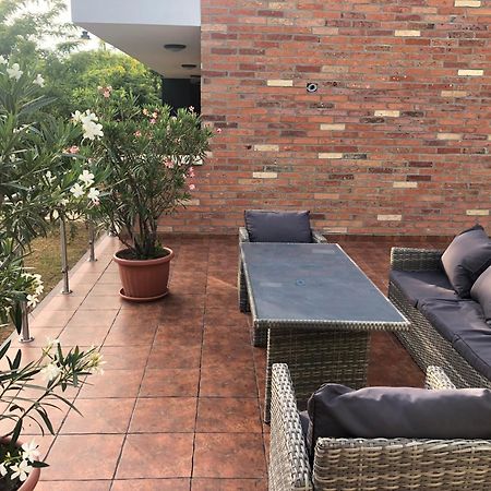 Castellum Apartmanhaz Gyula Buitenkant foto