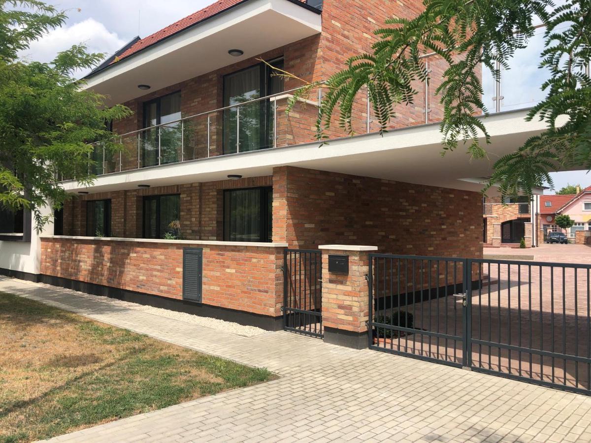 Castellum Apartmanhaz Gyula Buitenkant foto