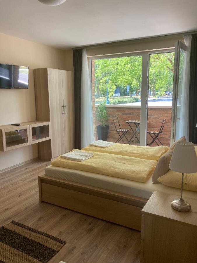 Castellum Apartmanhaz Gyula Buitenkant foto