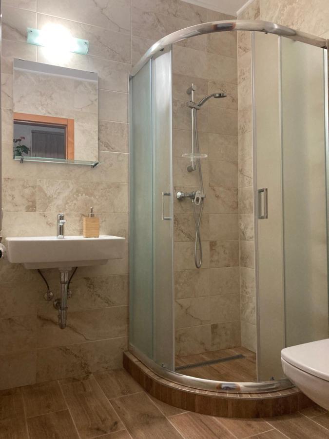 Castellum Apartmanhaz Gyula Buitenkant foto
