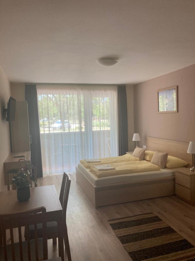 Castellum Apartmanhaz Gyula Buitenkant foto