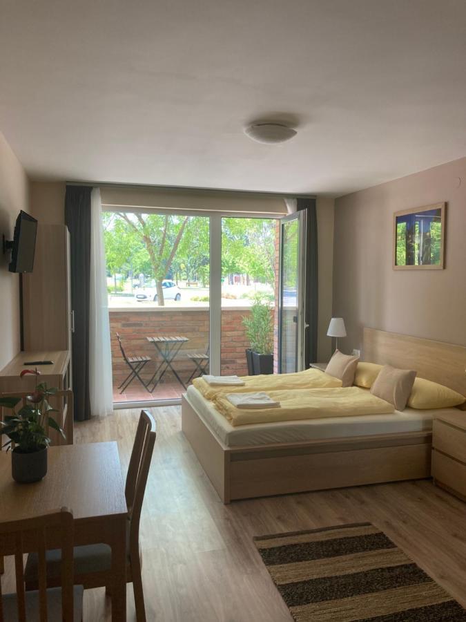 Castellum Apartmanhaz Gyula Buitenkant foto