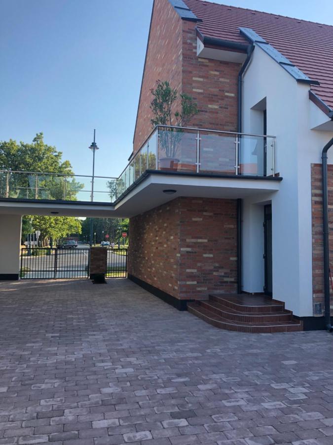 Castellum Apartmanhaz Gyula Buitenkant foto