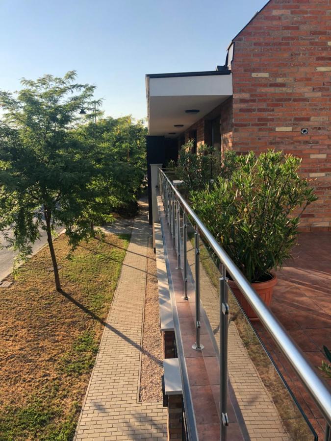 Castellum Apartmanhaz Gyula Buitenkant foto