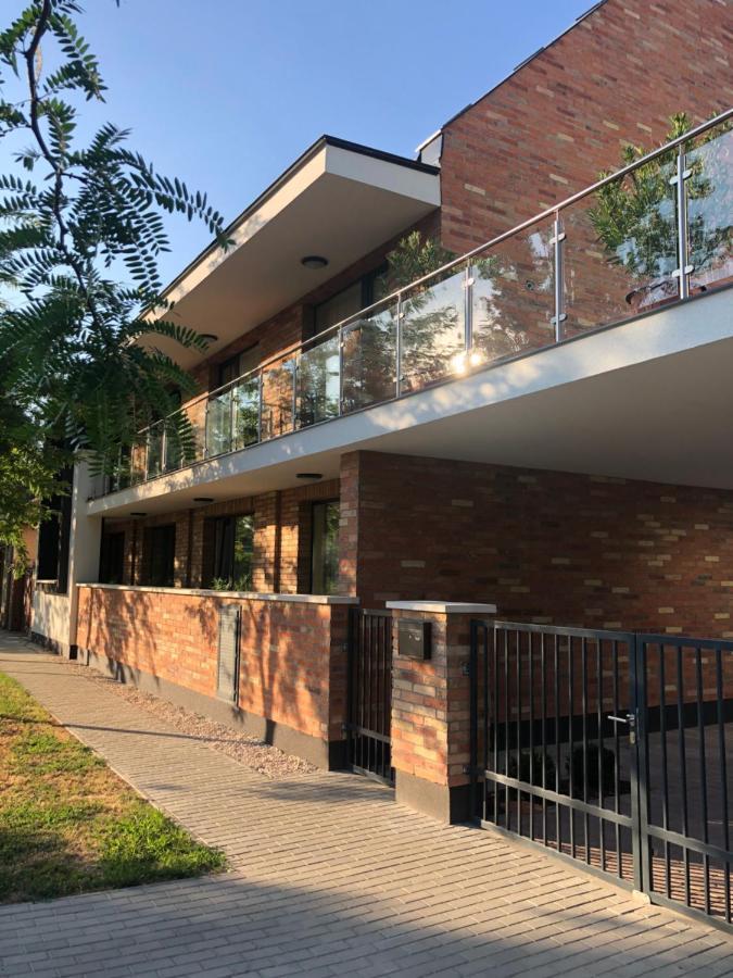Castellum Apartmanhaz Gyula Buitenkant foto