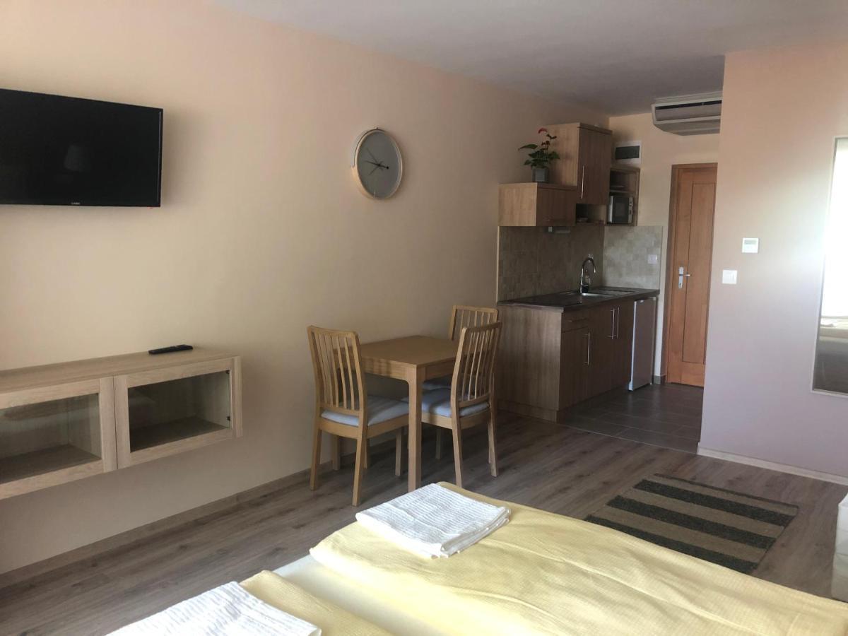 Castellum Apartmanhaz Gyula Buitenkant foto