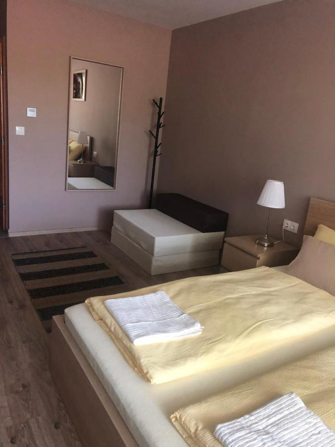 Castellum Apartmanhaz Gyula Buitenkant foto