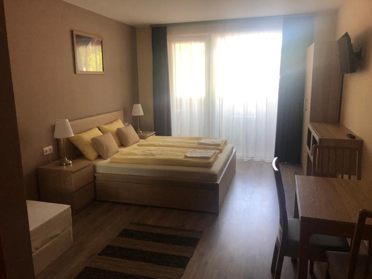 Castellum Apartmanhaz Gyula Buitenkant foto