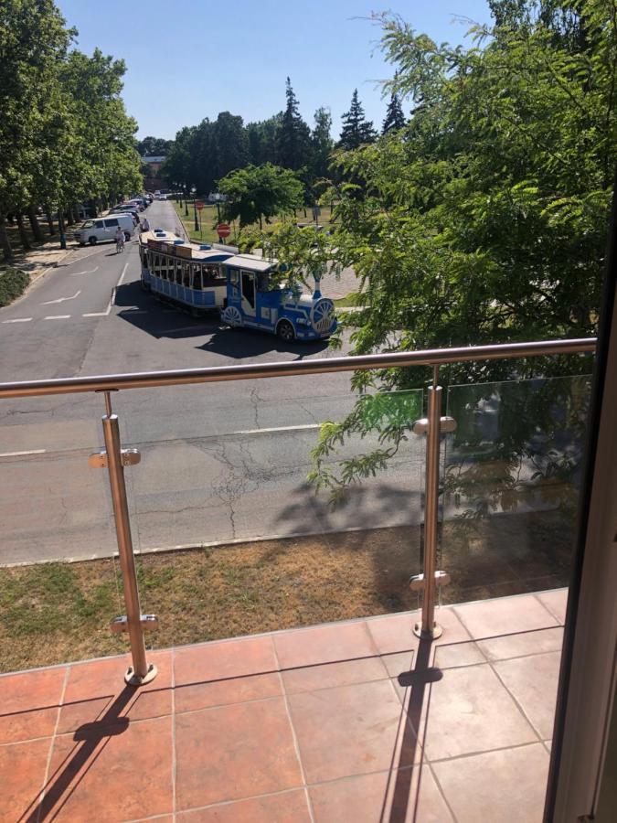 Castellum Apartmanhaz Gyula Buitenkant foto
