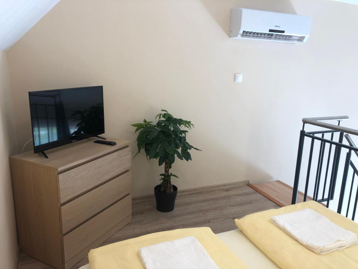 Castellum Apartmanhaz Gyula Buitenkant foto