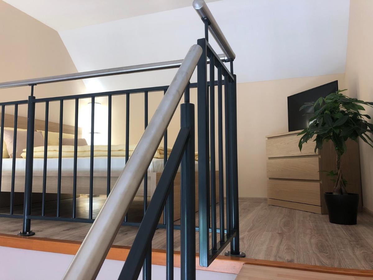 Castellum Apartmanhaz Gyula Buitenkant foto