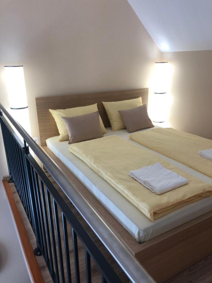 Castellum Apartmanhaz Gyula Buitenkant foto