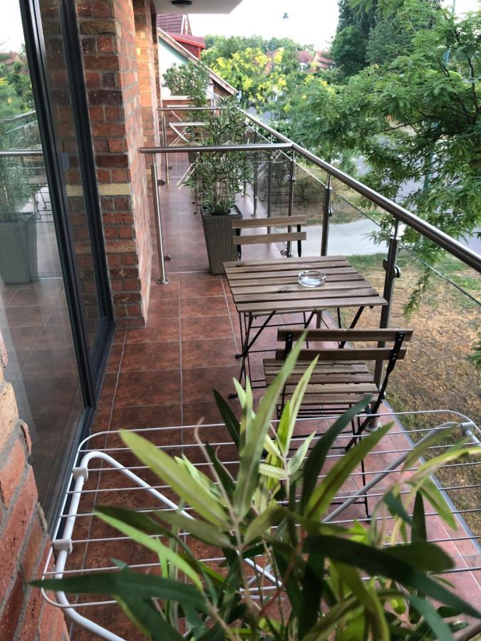 Castellum Apartmanhaz Gyula Buitenkant foto