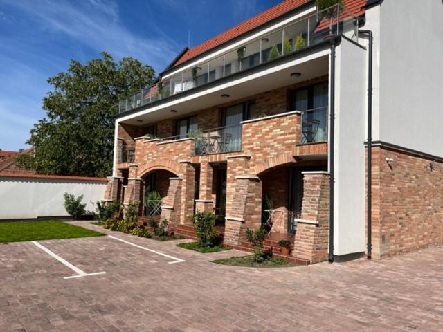 Castellum Apartmanhaz Gyula Buitenkant foto