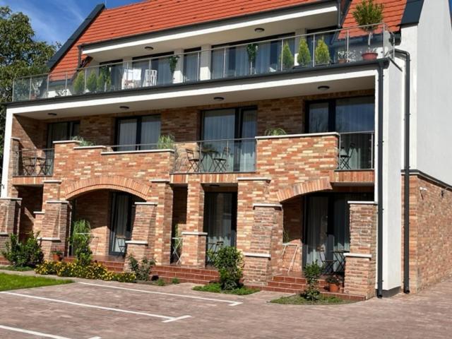 Castellum Apartmanhaz Gyula Buitenkant foto