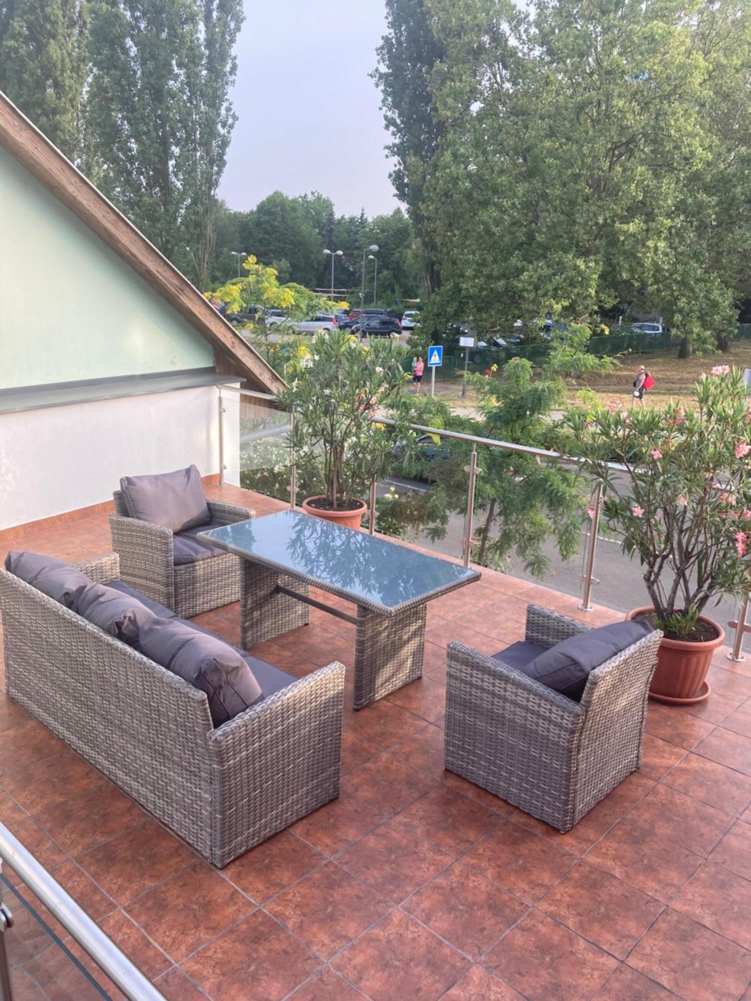Castellum Apartmanhaz Gyula Buitenkant foto